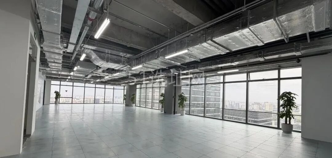 标准层交付状态实景照片,架空地板与裸顶